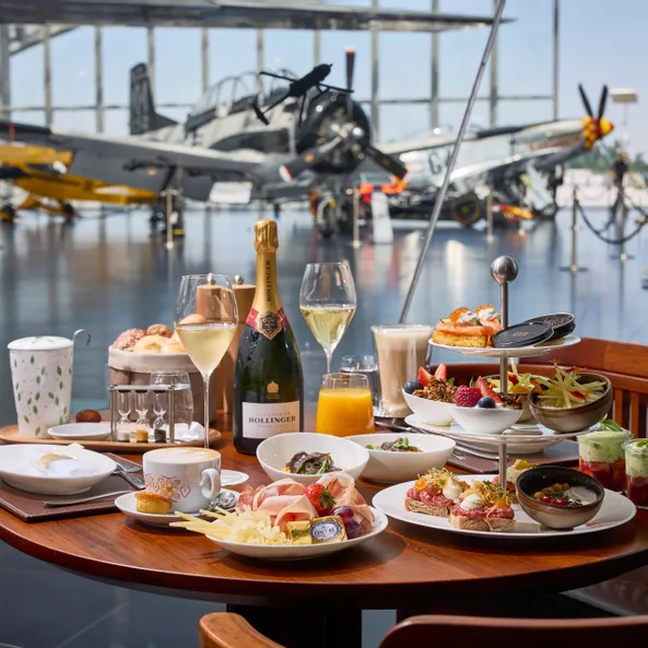 “Best of” salty & savoury and sweet & delicous étagère, Imperial caviar 20 g, scrambled eggs – black truffle – spinach, two glasses of champagne, coffee, tea, or homemade hot chocolate optionally with a smoothie or Thalheim lemonade